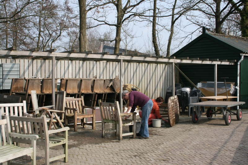 vrijwilligers bij De Kruidhof bij NL Doet