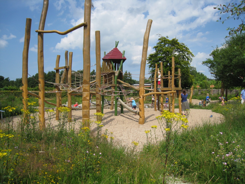 Speelbos, natuurspeeltuin of speelplaats in bos met kinderen - Mamaliefde