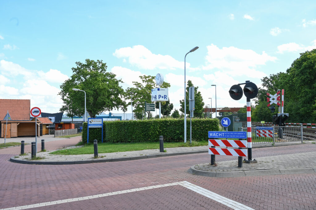 Bezoekers van De Kruidhof kunnen parkeren bij P+R Station Buitenpost. Heeft u een invalidenparkeerkaart? Dan kunt u gebruikmaken van de gereserveerde parkeerplaatsen bij de hoofdingang.
