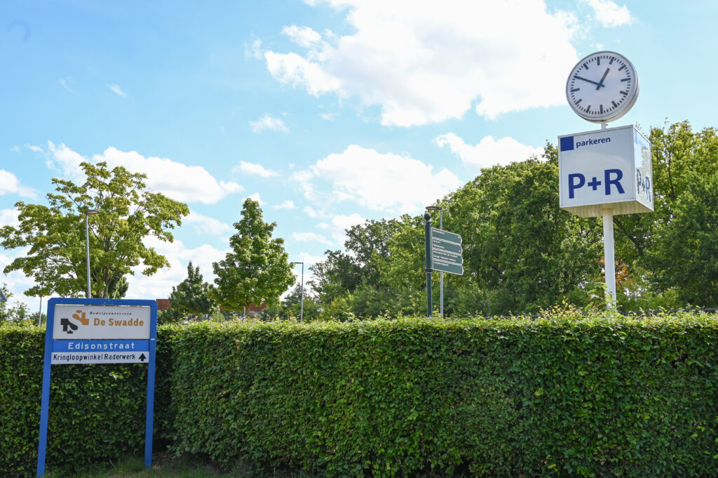 Bezoekers van De Kruidhof kunnen parkeren bij P+R Station Buitenpost. Heeft u een invalidenparkeerkaart? Dan kunt u gebruikmaken van de gereserveerde parkeerplaatsen bij de hoofdingang.