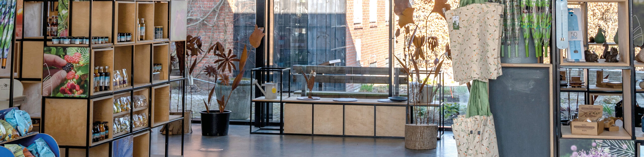 In onze museumwinkel kun je terecht voor mooie cadeaus, praktische tuinhulpjes en natuurlijke producten. Wij bieden voor iedereen wat moois binnen het thema tuin en natuur.